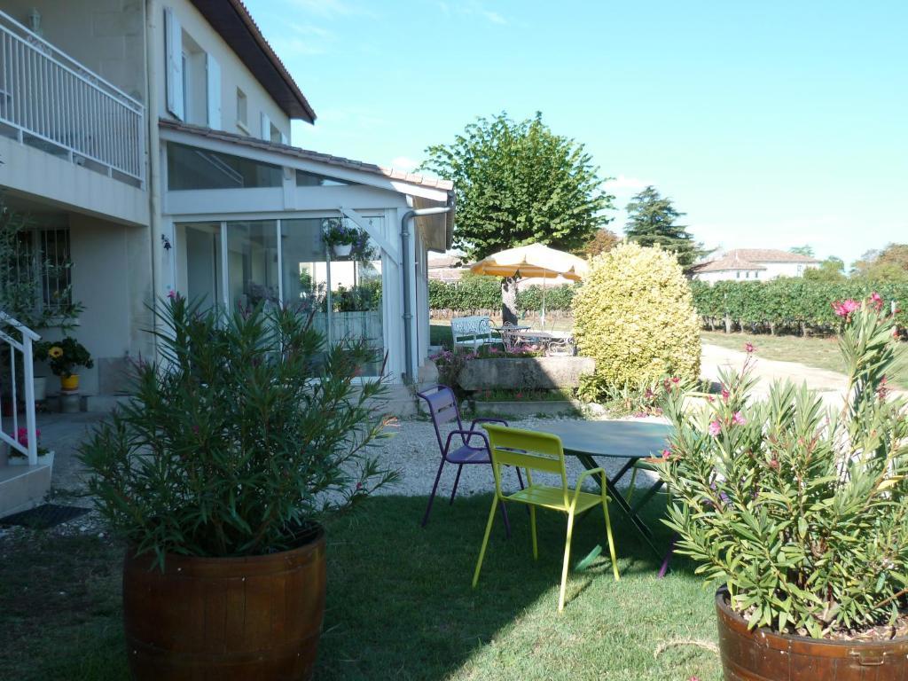 Les Raisins Du Bonheur Bed & Breakfast Puisseguin Exterior photo